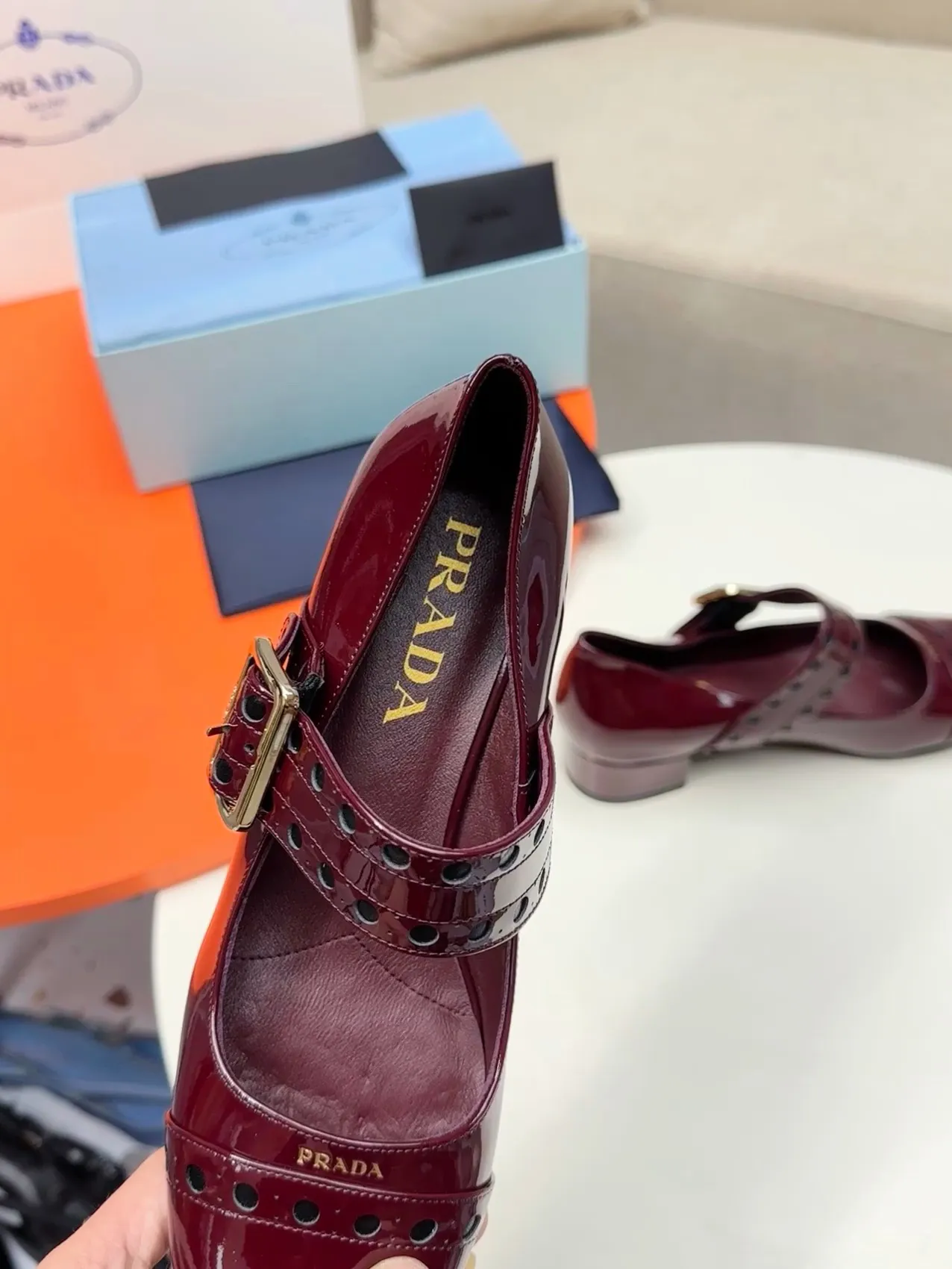 👟👟Ex-factory price 600👟👟🛒…………PRADA 2025 series loafers! At first glance, it looks both classic and versatile! No need to worry about the texture and feel of your feet! 🕳️🕳️🕳️ ____________________✍️ The simple combination is very eye-catching and atmospheric. I sincerely recommend you to buy it! Extremely versatile! Its square toe design is suitable for all kinds of female foot shapes and can be easily controlled. It is comfortable on the foot and does not squeeze the foot. The soul of the whole pair of shoes is the bias-cut design! The craftsmanship of this shoe upper is not easy to make. It seems to be quite simple, but it is much more expensive than making boots and has a high scrapability! ●━━━━━━───── Upper: imported soft cow patent leather ●━━━━━━───── Lining: silk lambskin, fine and firm leather, very soft and breathable ●━━━━━━───── Outsole: Imported Italian genuine leather outsole ➕Forefoot injection molding, high-grade and non-slip ●━━━━━━───── Heel height: 4.5cm ●━━━━━━───── Warm reminder: This shoe is an authentic sole series and you must pay attention to precautions when trying it on. Returns and exchanges are not supported if there are marks on the outsole. You can change the size and style within 15 days. Unconditional returns are not supported. Thank you for your support🙏🙏Happy cooperation.